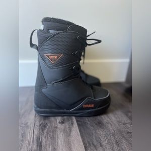 Thirty-two lashed snowboarding boot